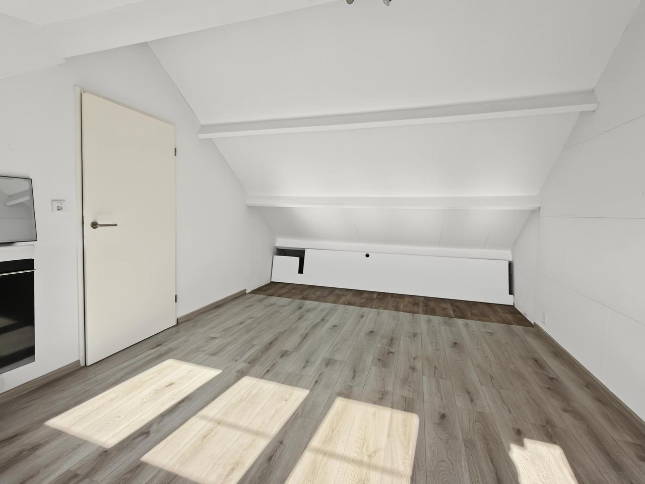 Energy-efficient home with 12 solar panels - Image 28
