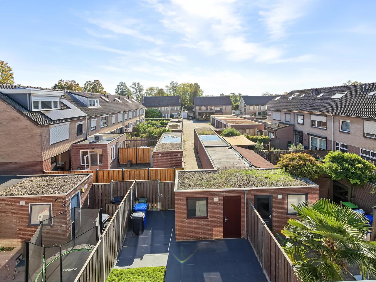 Energy-efficient home with 12 solar panels - Image 29