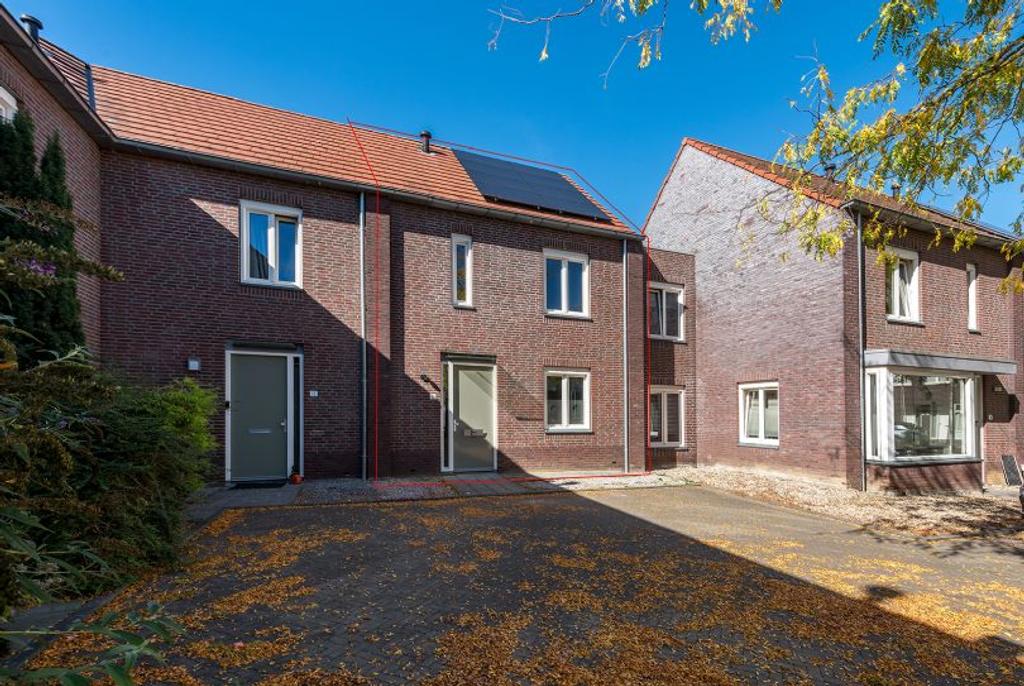 Mid-terrace house with garage in De Kakert - Image 1