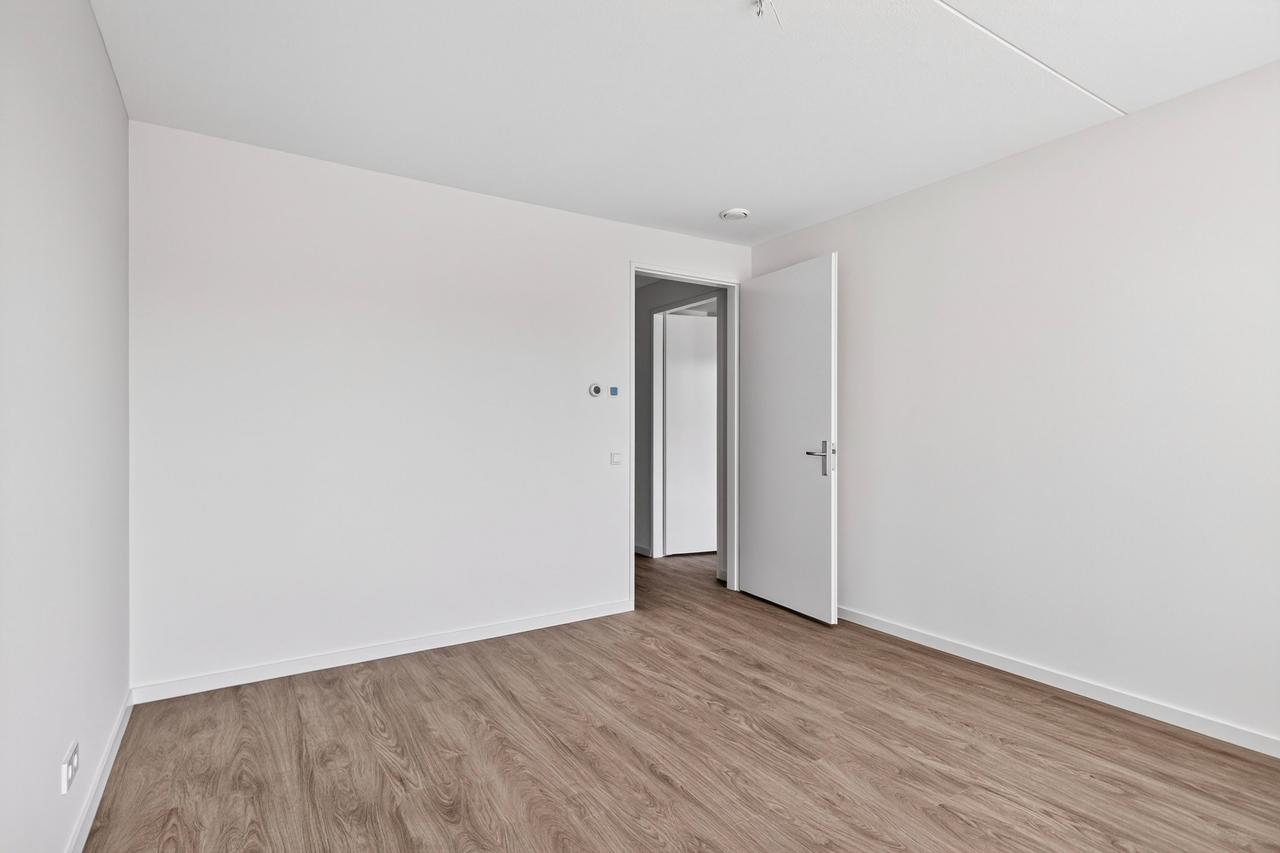 Step-Free One-Bedroom Apartment by the Forest - Image 12