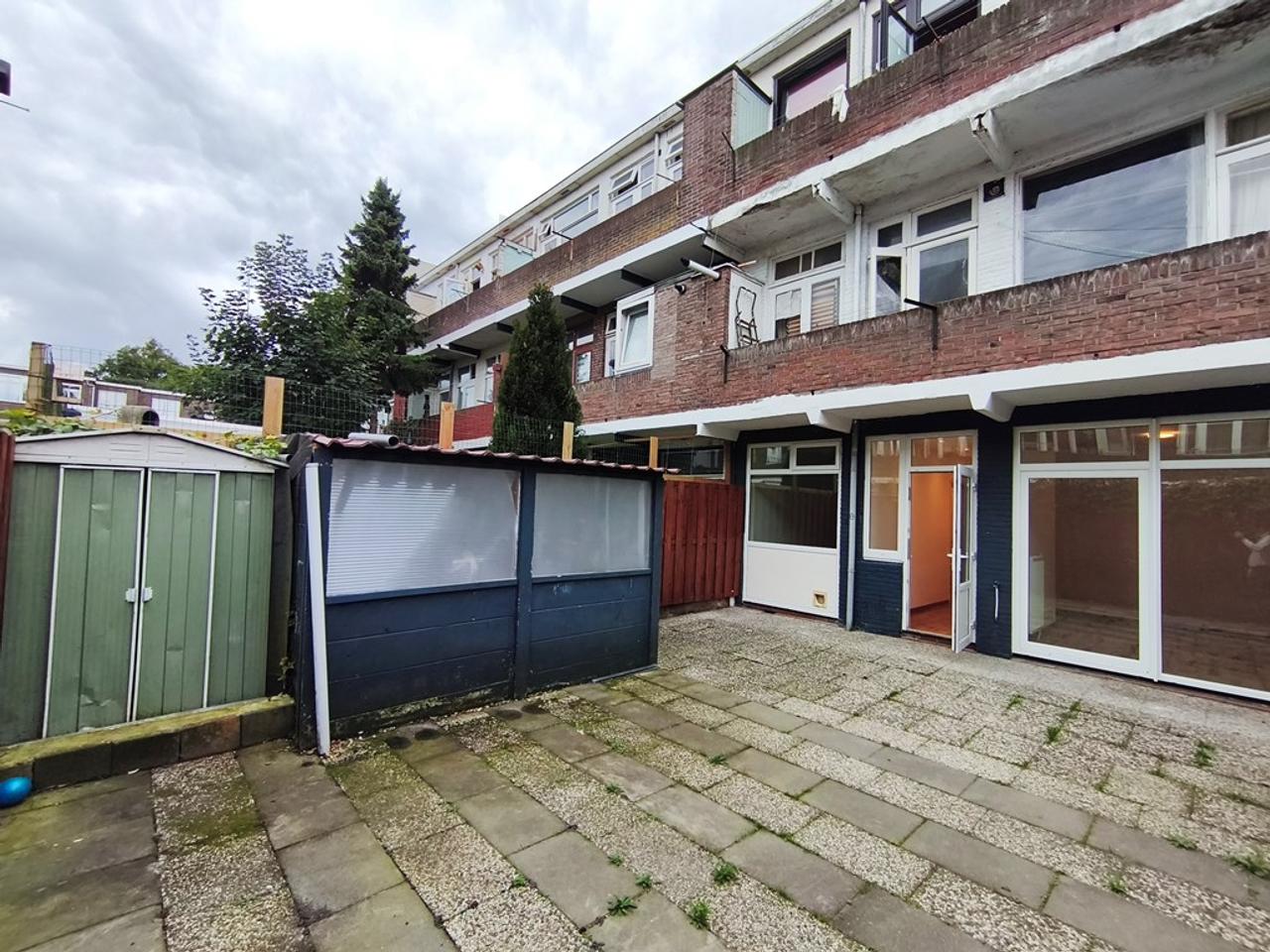 Ground-floor home with garden and 3 bedrooms - Image 14