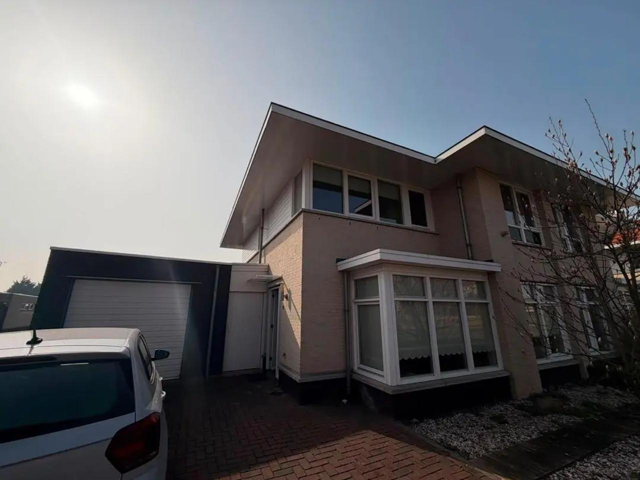137 m² Corner House with 4 Bedrooms - Image 1