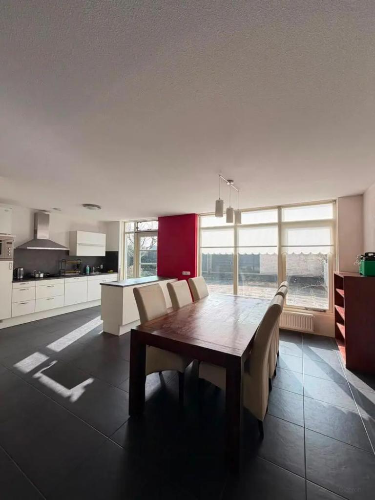 137 m² Corner House with 4 Bedrooms - Image 3