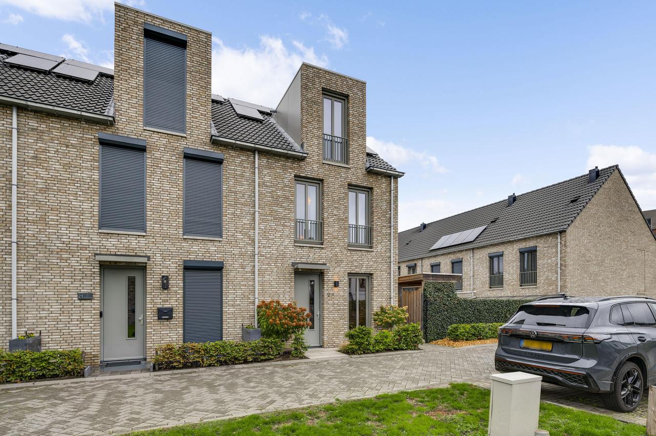 121 m² home with garden and parking - Image 1