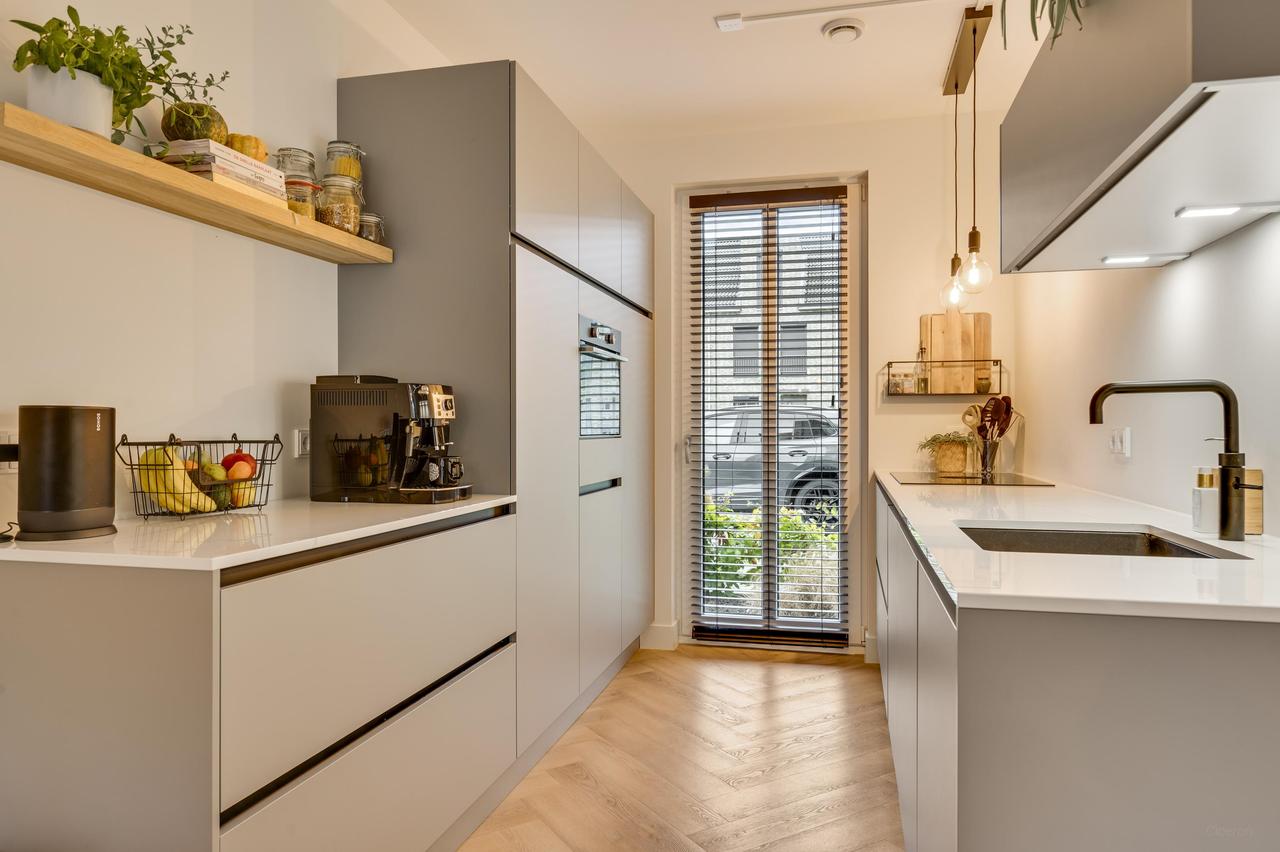 121 m² home with garden and parking - Image 2
