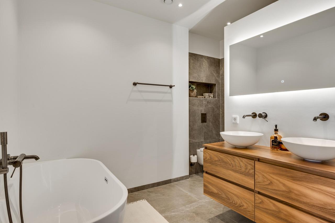 121 m² home with garden and parking - Image 3