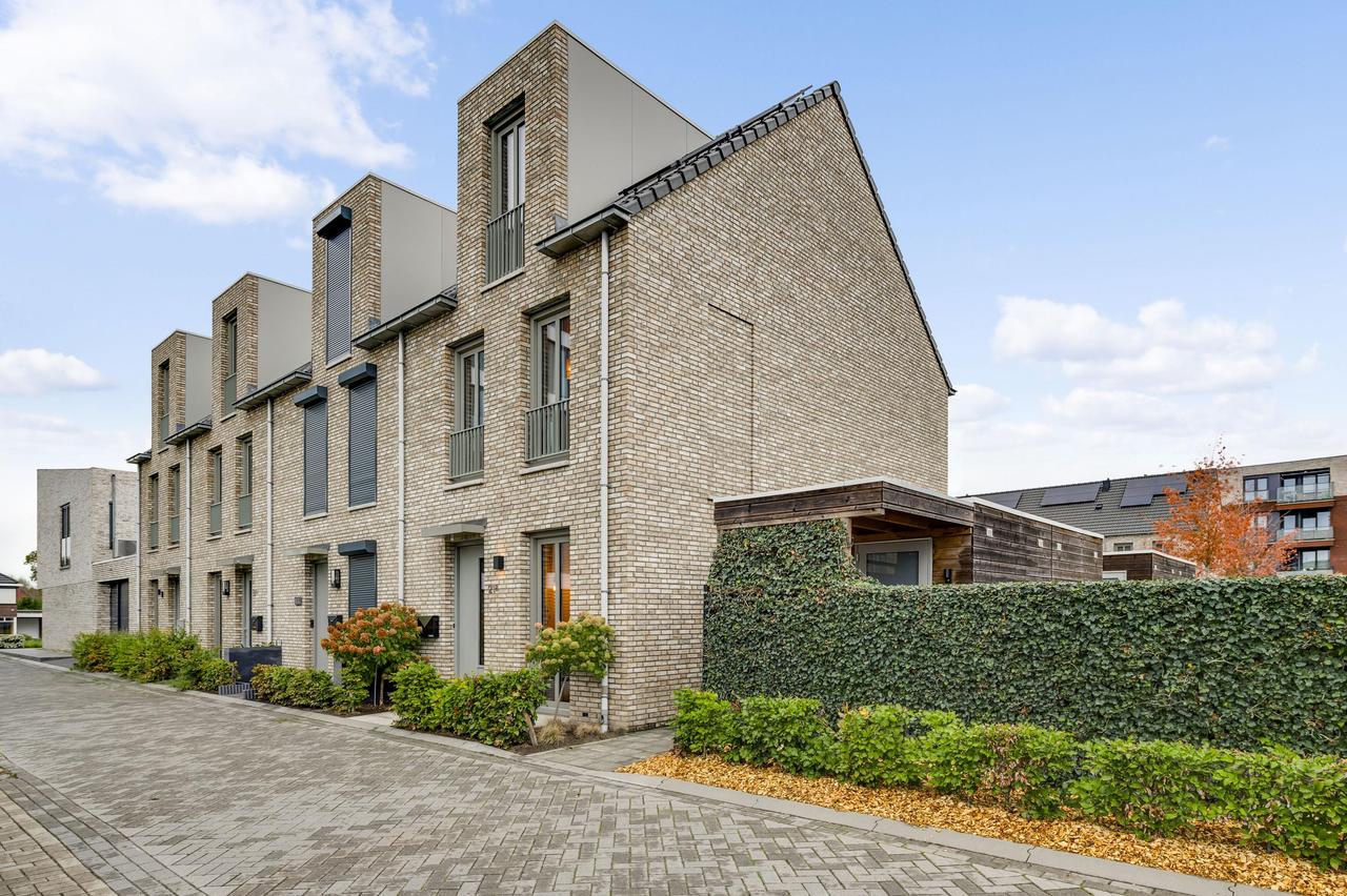 121 m² home with garden and parking - Image 5