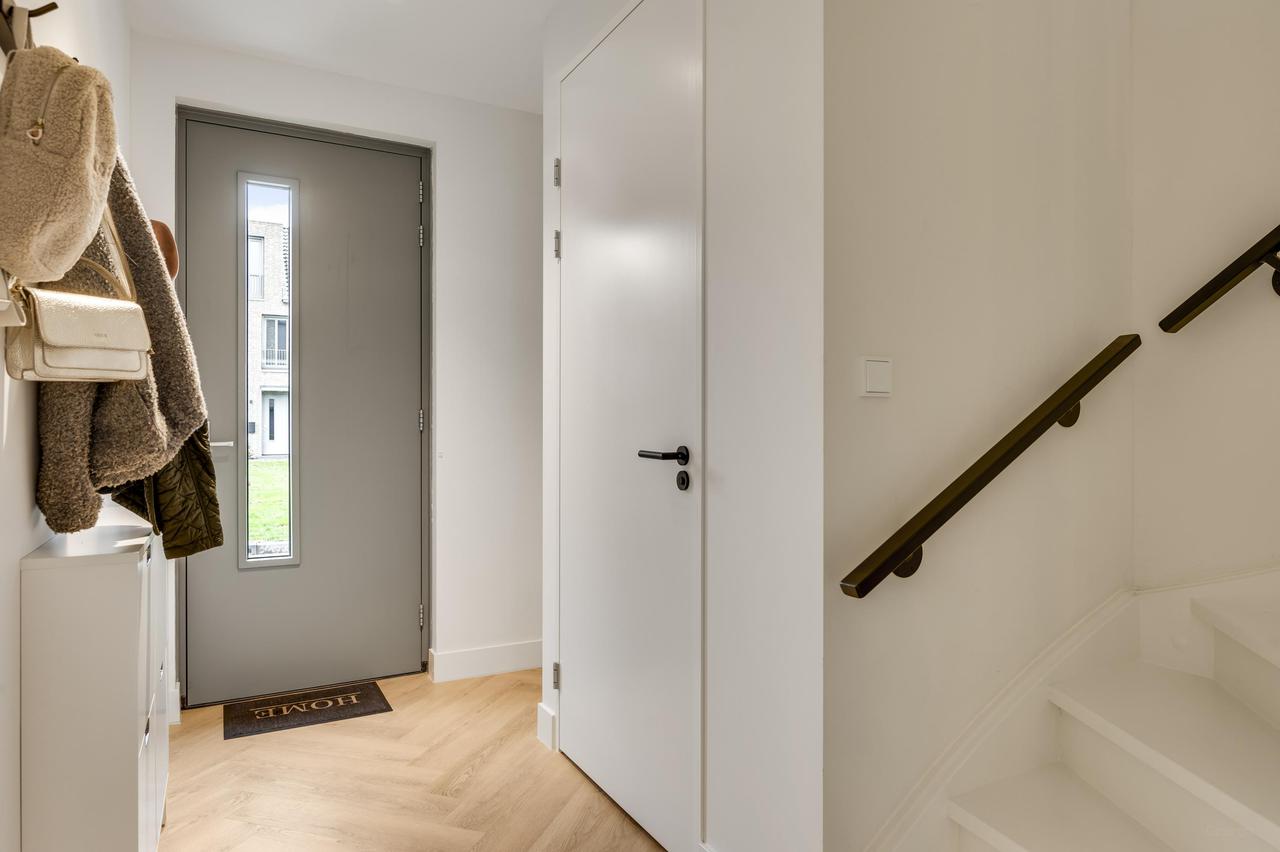121 m² home with garden and parking - Image 6