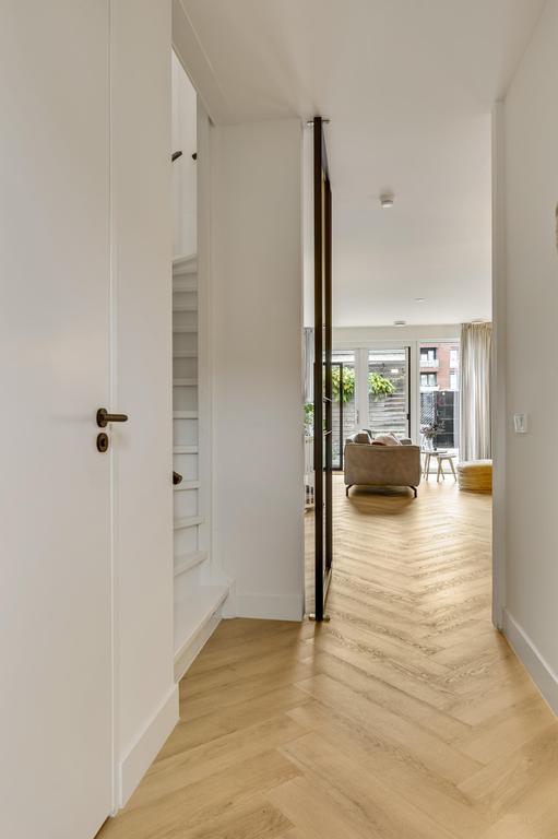 121 m² home with garden and parking - Image 7