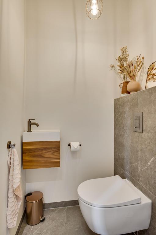 121 m² home with garden and parking - Image 8