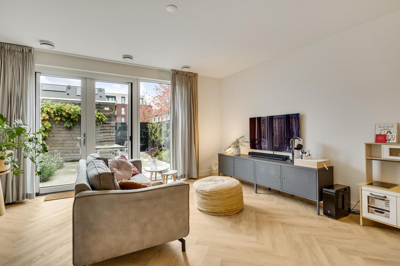 121 m² home with garden and parking - Image 9