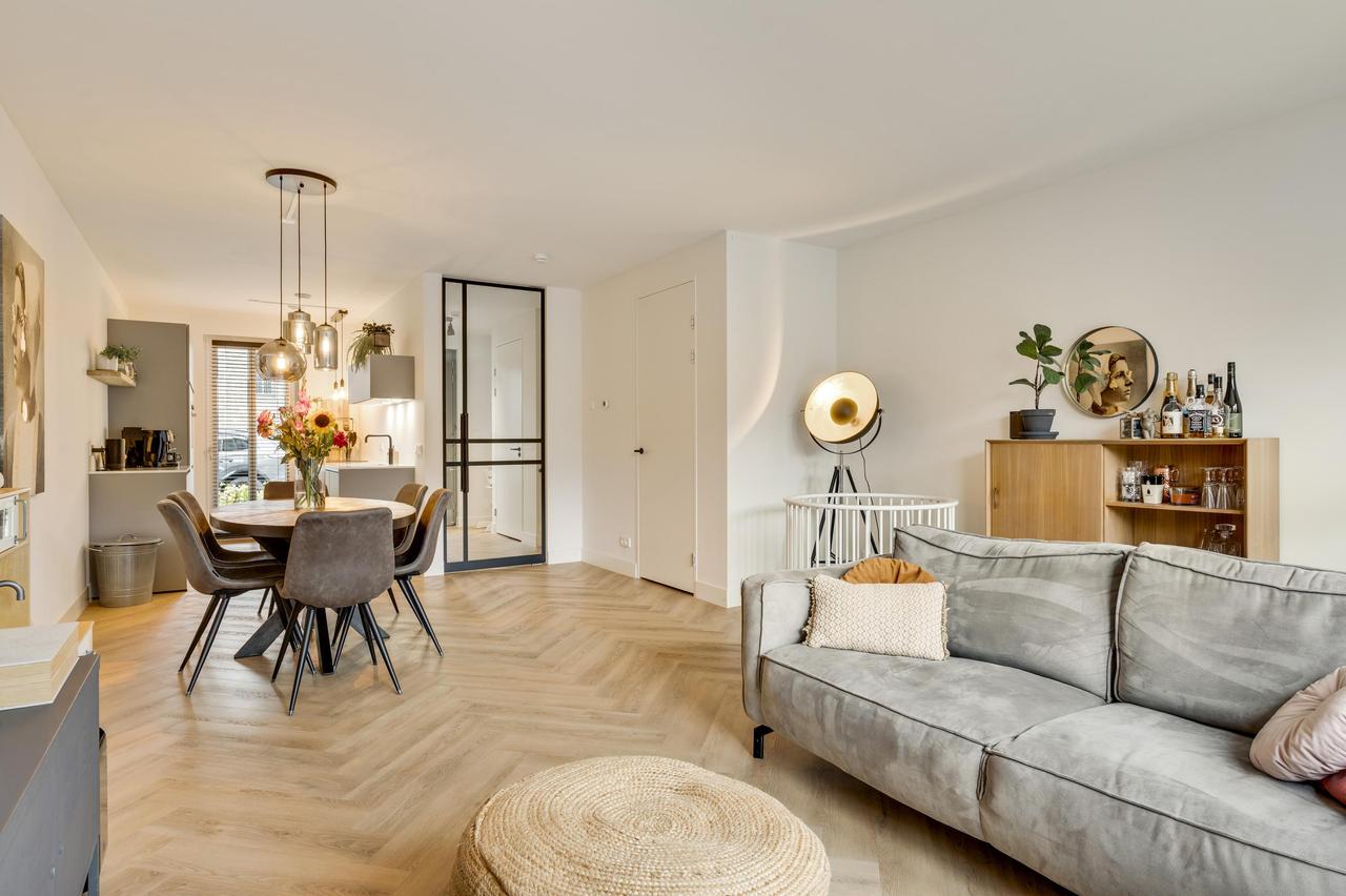 121 m² home with garden and parking - Image 10