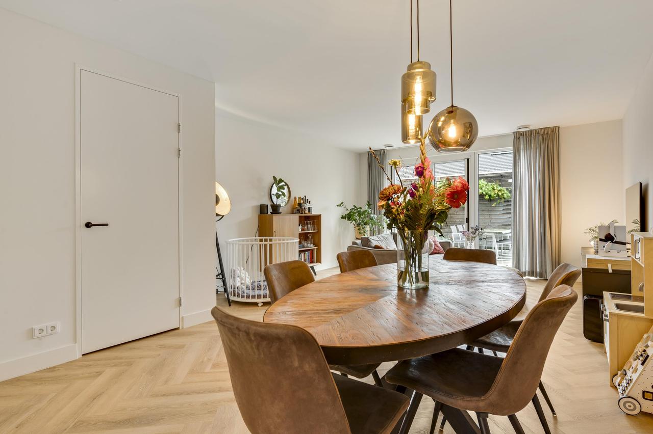 121 m² home with garden and parking - Image 11