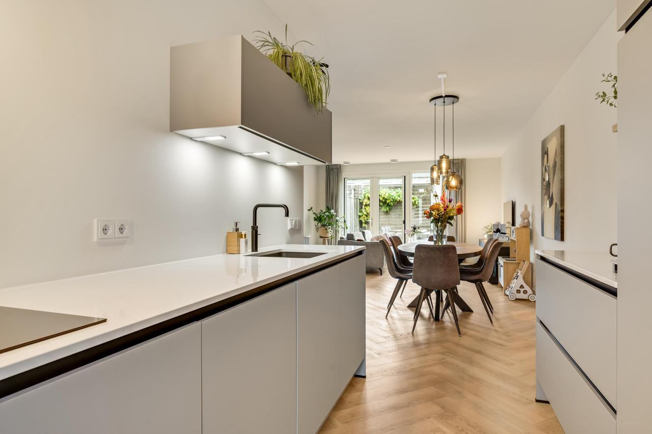 121 m² home with garden and parking - Image 13
