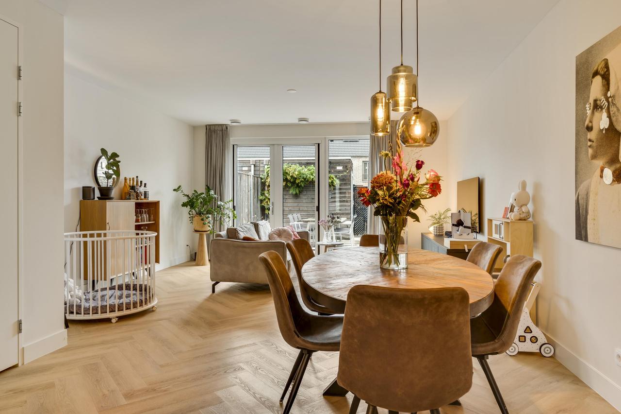 121 m² home with garden and parking - Image 14
