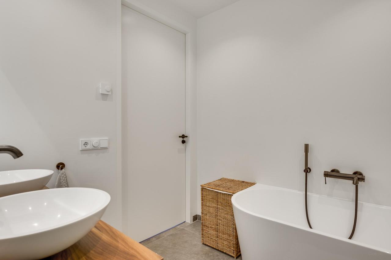 121 m² home with garden and parking - Image 19
