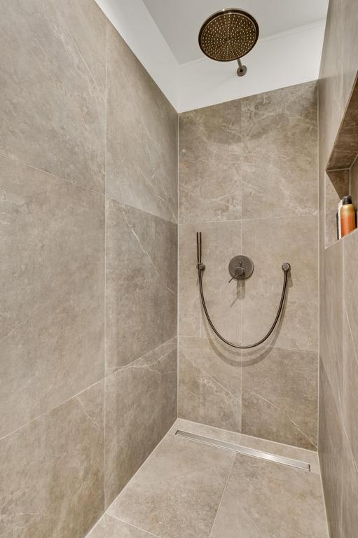 121 m² home with garden and parking - Image 21