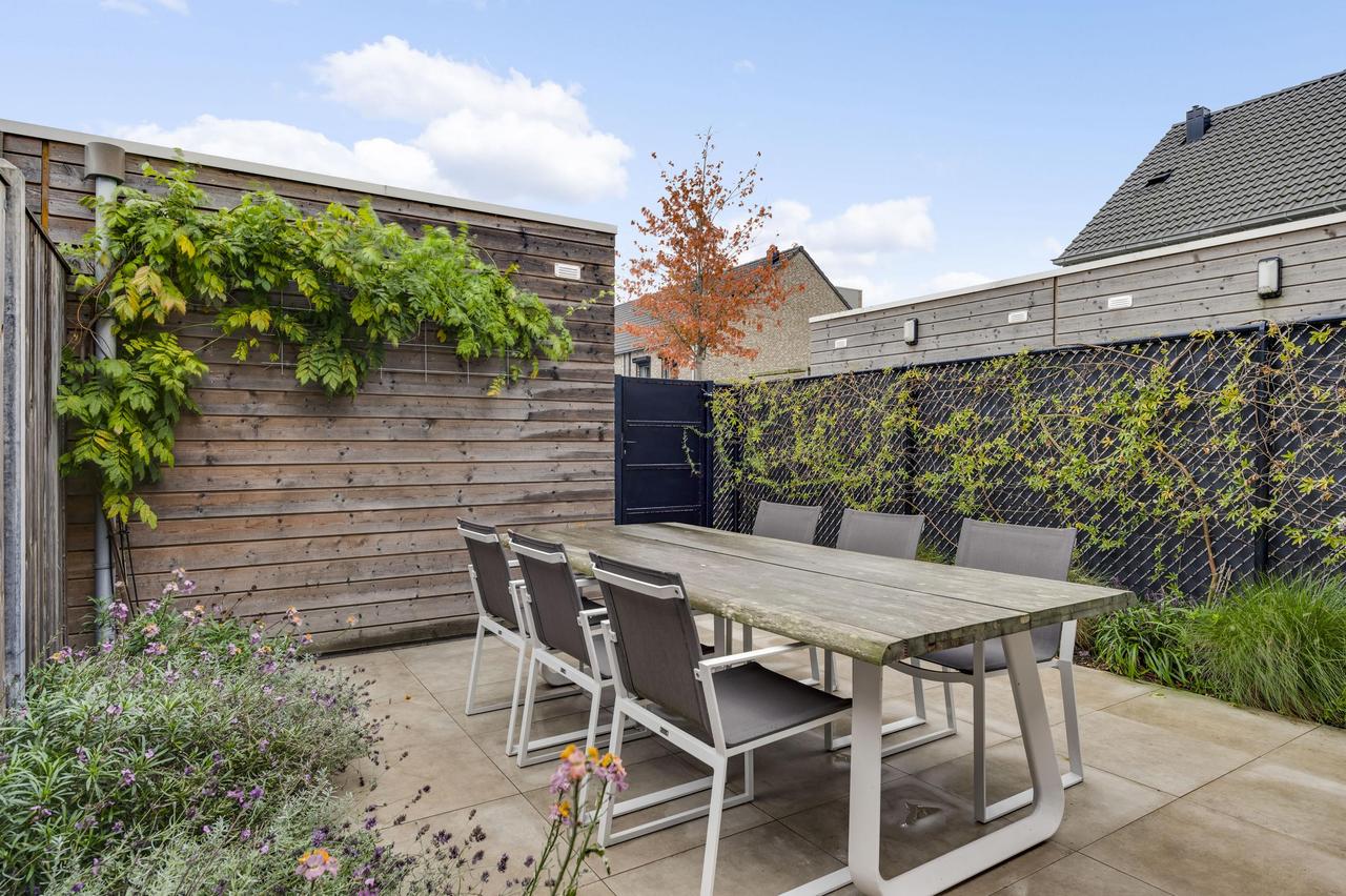 121 m² home with garden and parking - Image 26