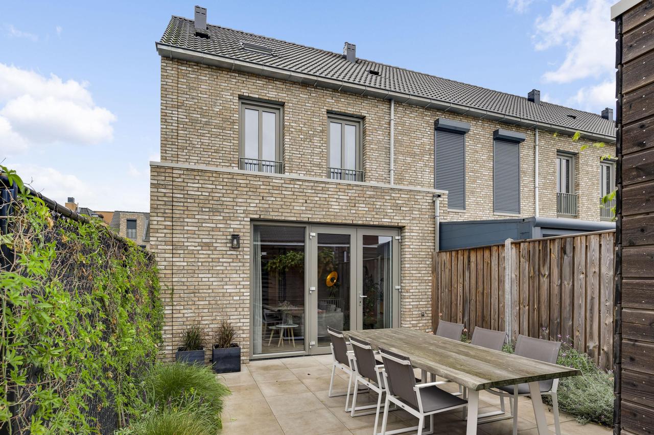 121 m² home with garden and parking - Image 27
