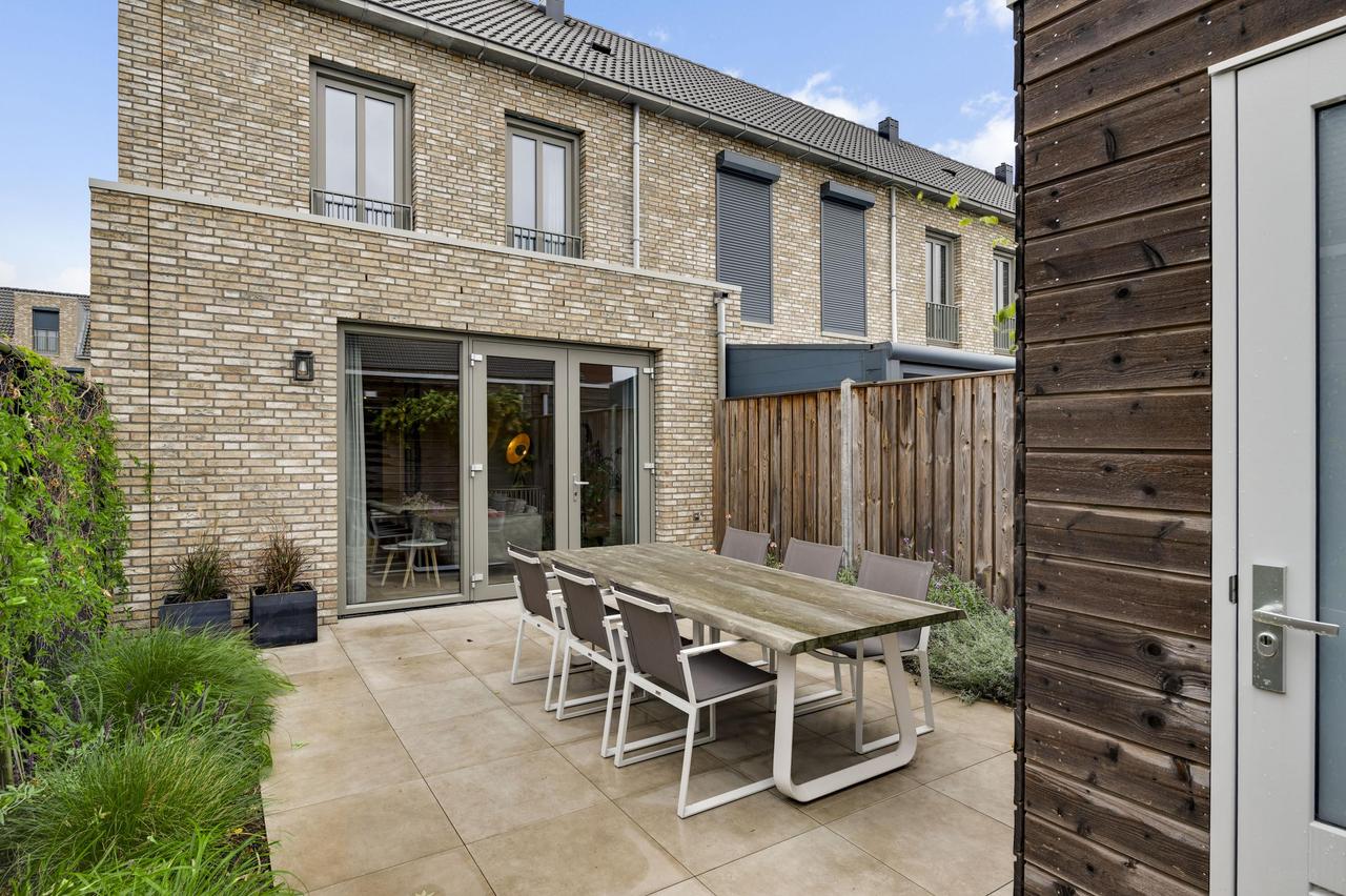 121 m² home with garden and parking - Image 28