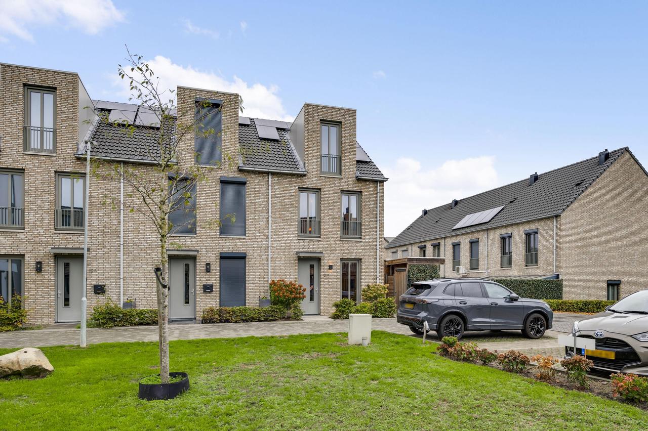 121 m² home with garden and parking - Image 29