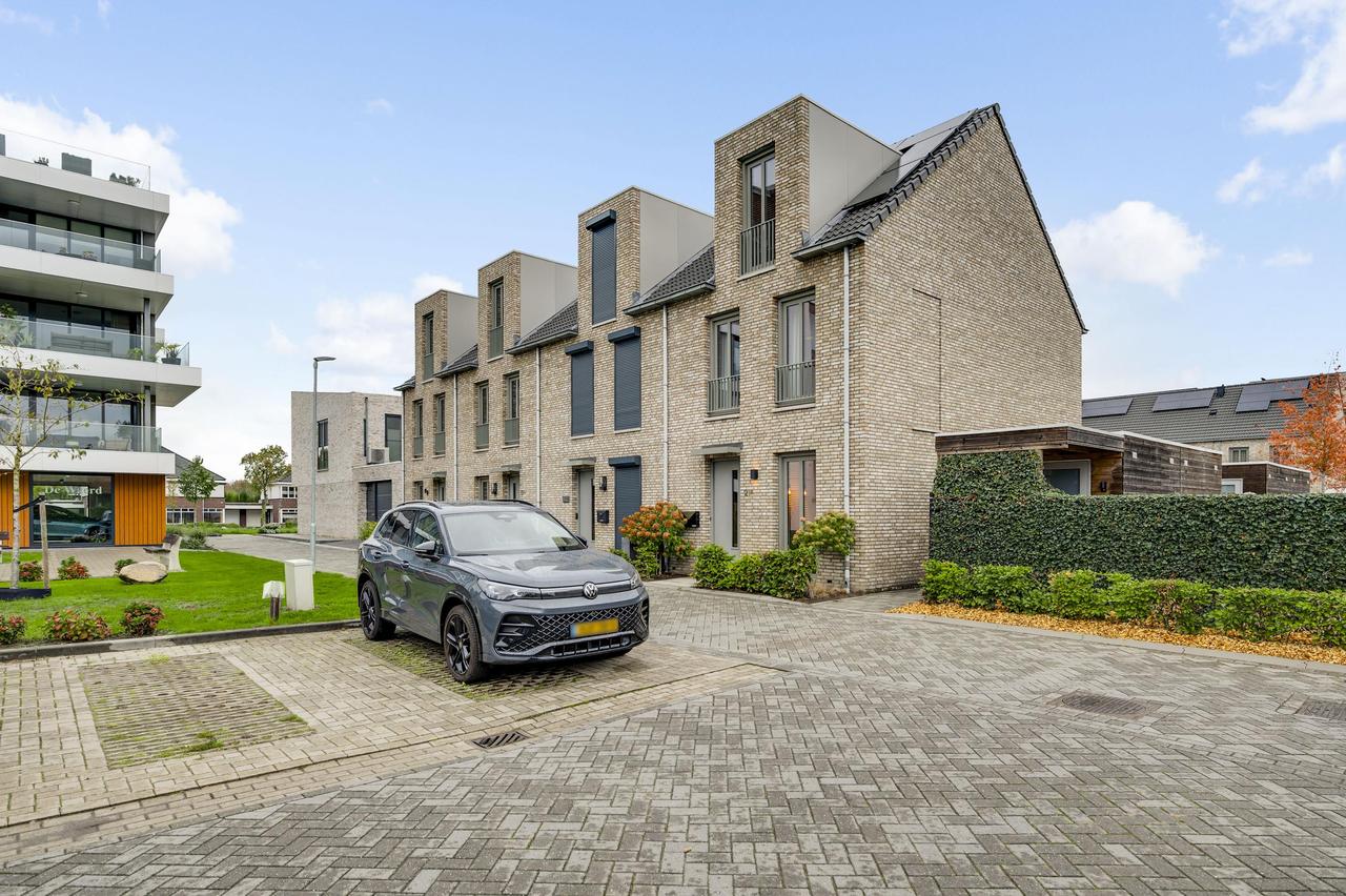 121 m² home with garden and parking - Image 30