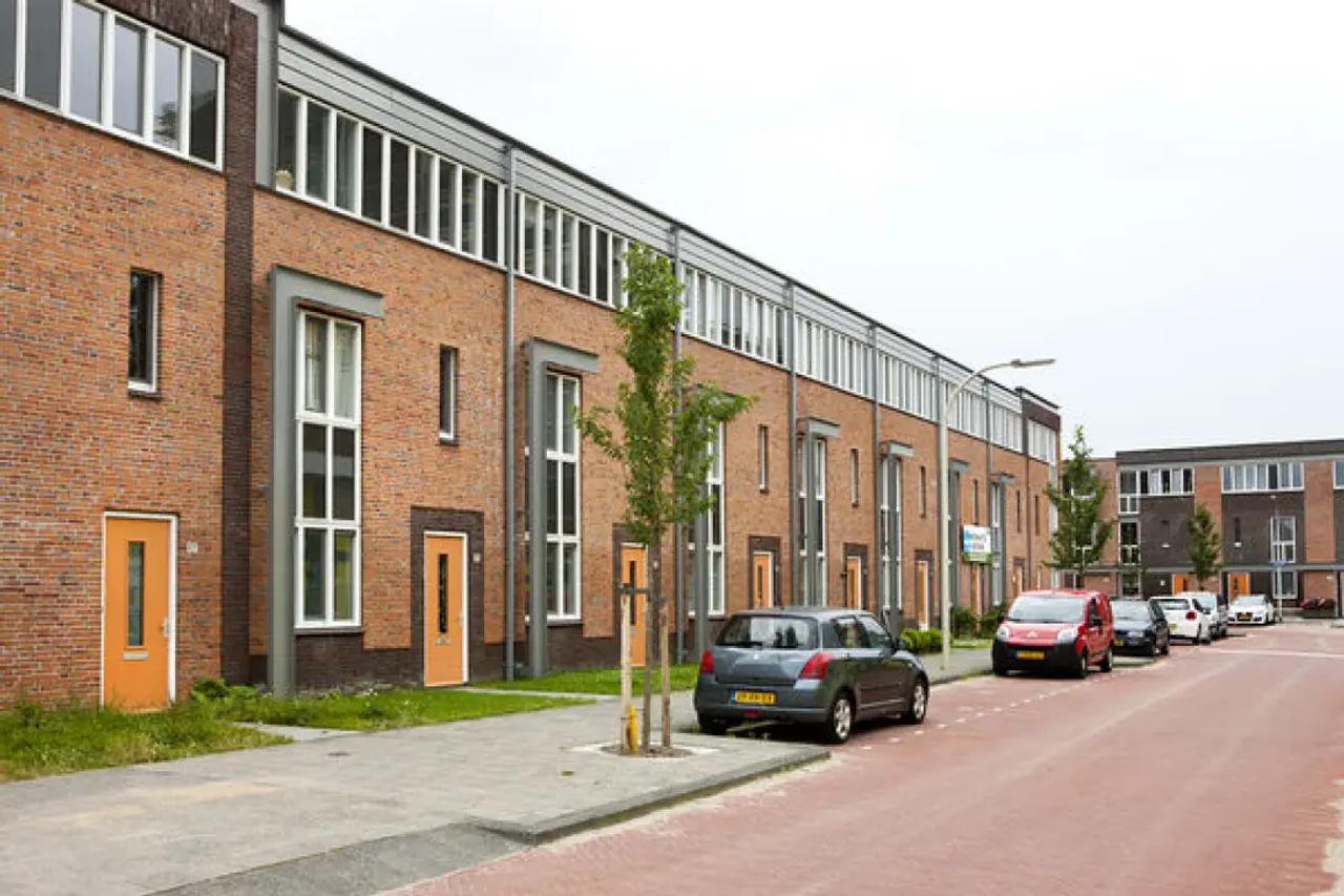 End-of-terrace home with south-facing garden - Image 1