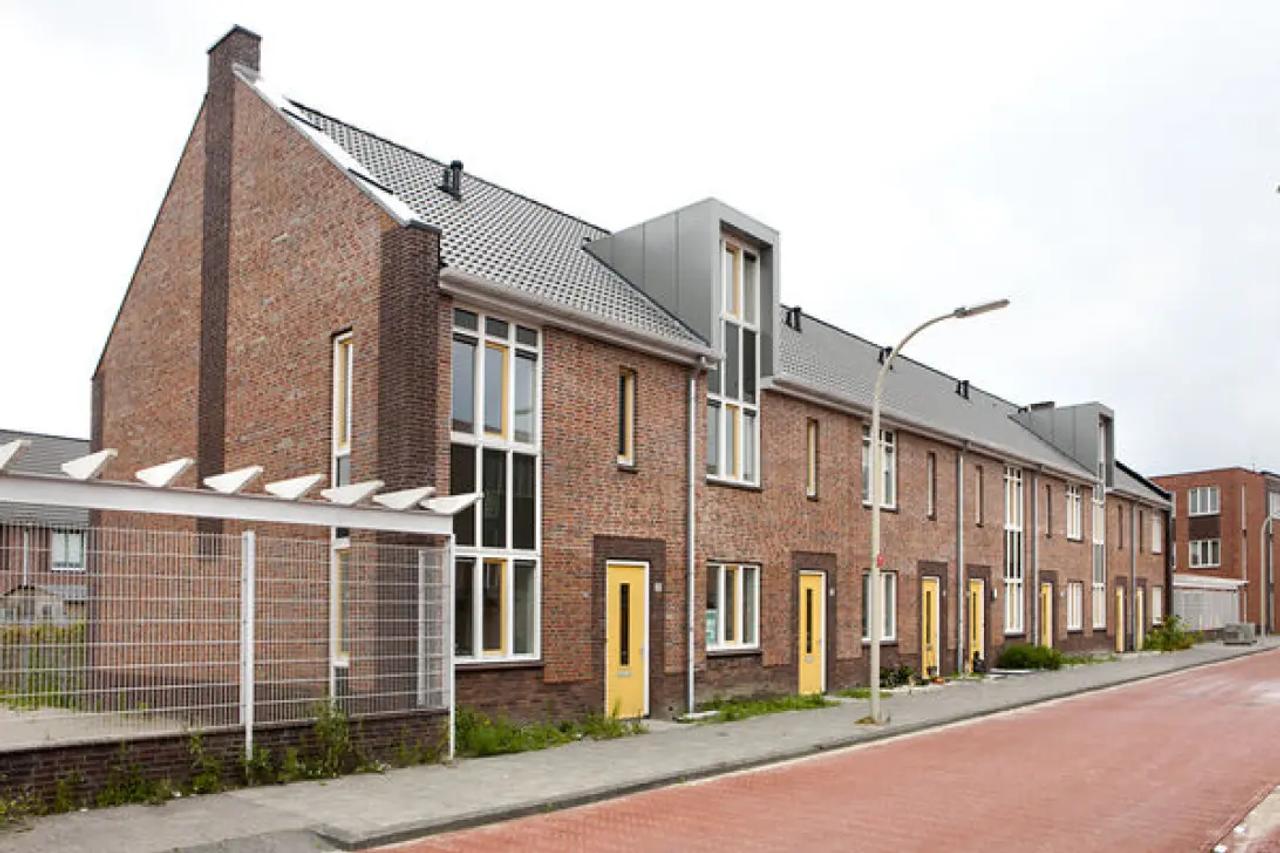End-of-terrace home with south-facing garden - Image 2