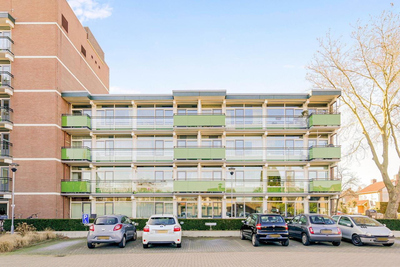 Senior apartment with east-facing balcony - Image 1