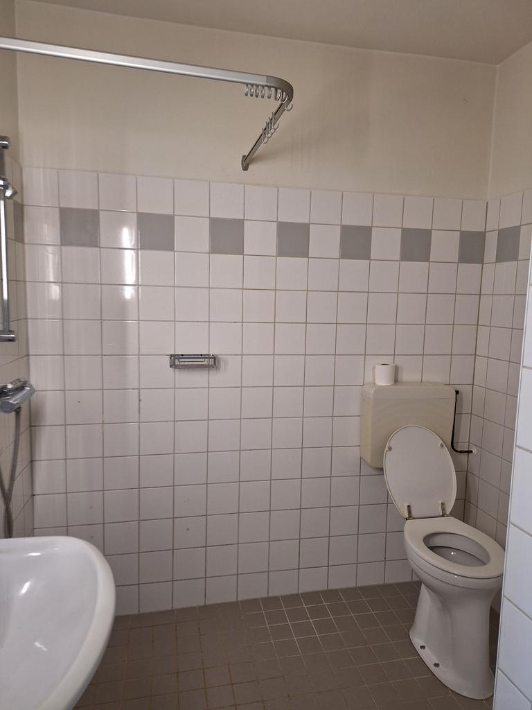Senior apartment with east-facing balcony - Image 2