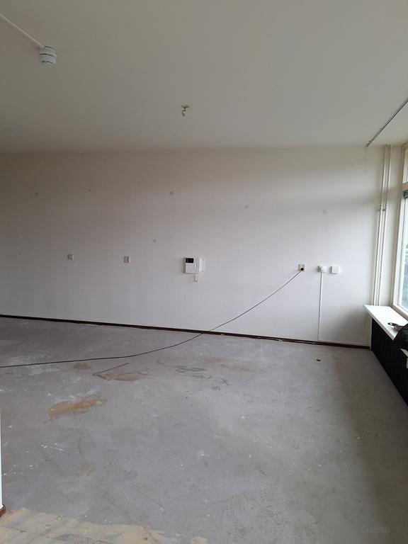Senior apartment with east-facing balcony - Image 4