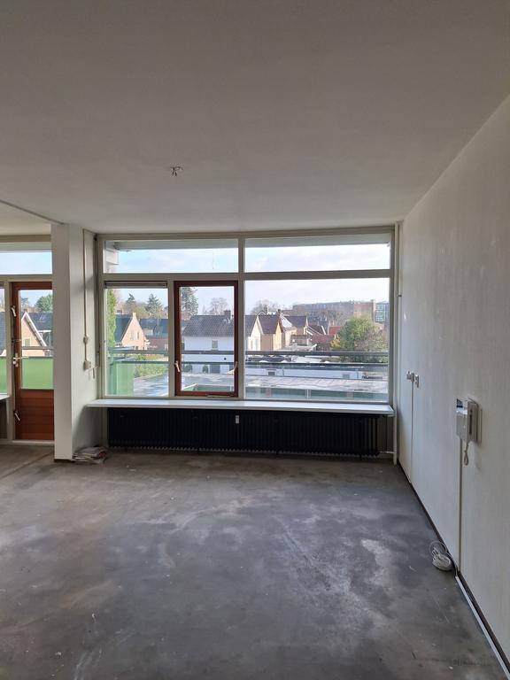 Senior apartment with east-facing balcony - Image 6