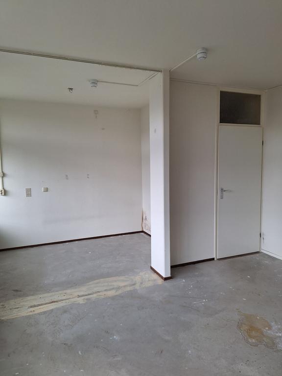 Senior apartment with east-facing balcony - Image 10