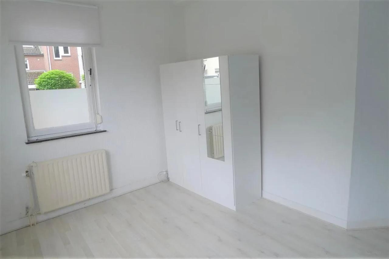 Lichte hoekkamer met eigen kitchenette - Afbeelding 1