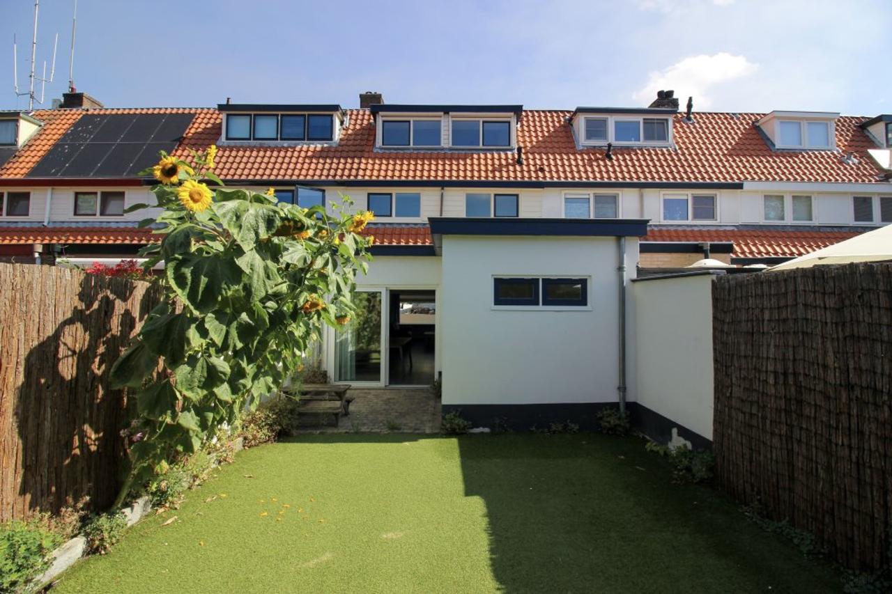 Furnished Mid-Terraced House with Garden in Hilversum - Image 2
