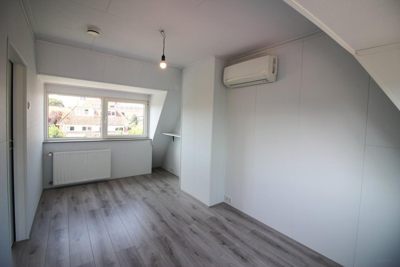 Furnished Mid-Terraced House with Garden in Hilversum - Image 17