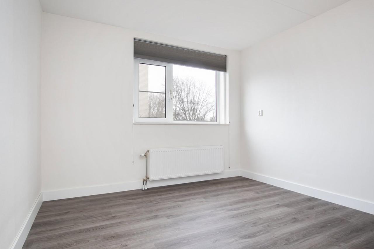 2-Bedroom Corner Apartment on the Zuidas - Image 9