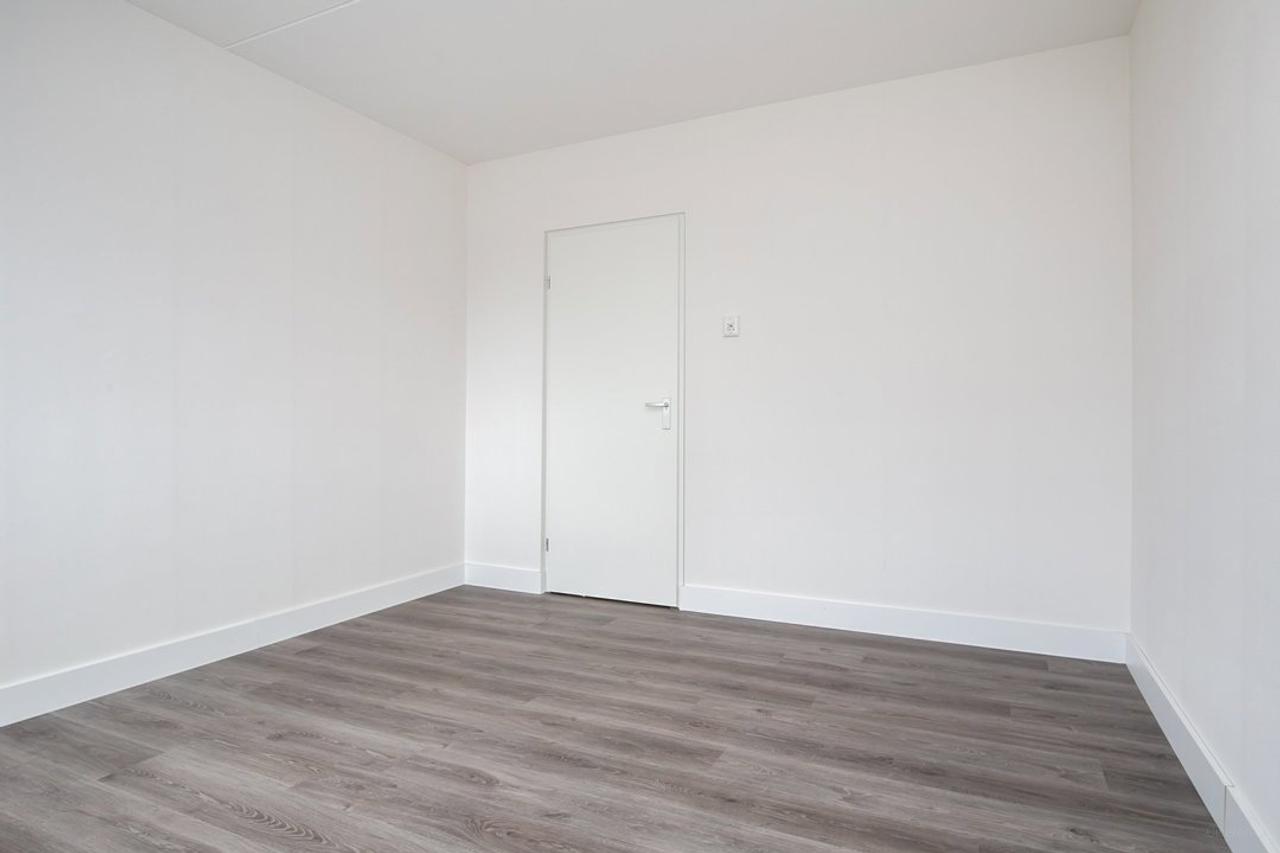 2-Bedroom Corner Apartment on the Zuidas - Image 10