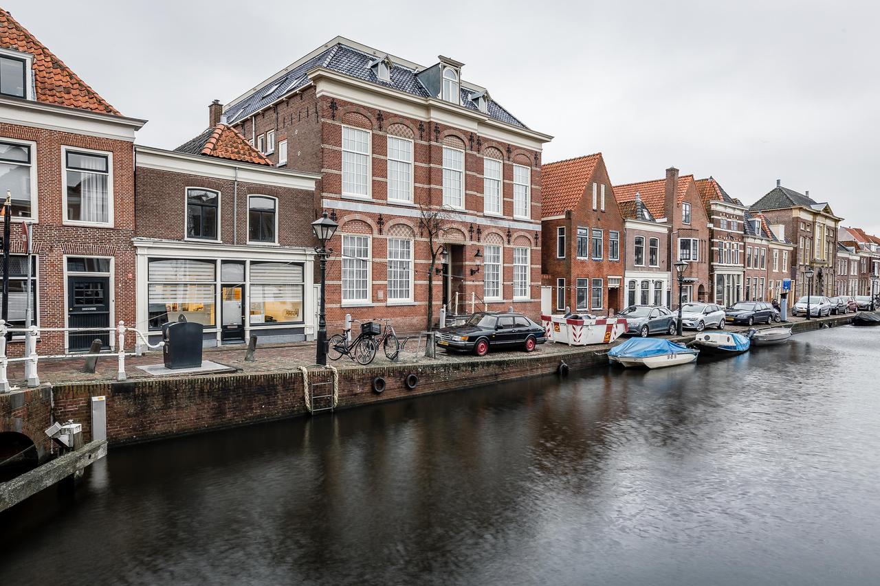 Waterside Apartment with Parking - Image 1