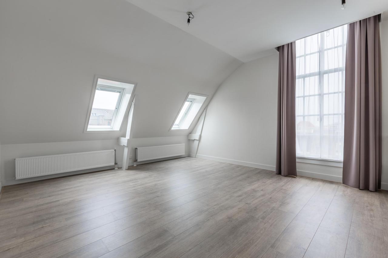 Waterside Apartment with Parking - Image 5