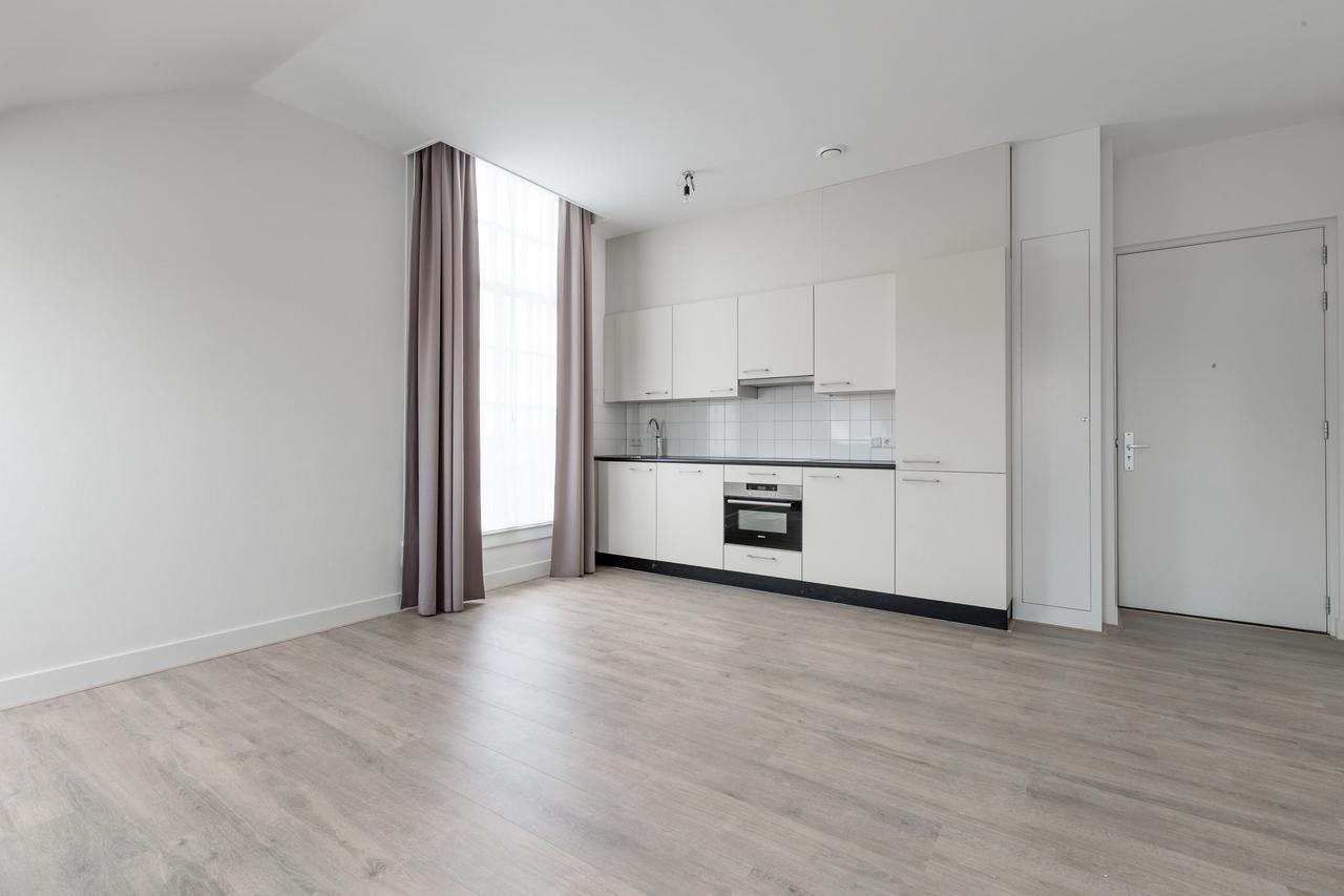 Waterside Apartment with Parking - Image 6