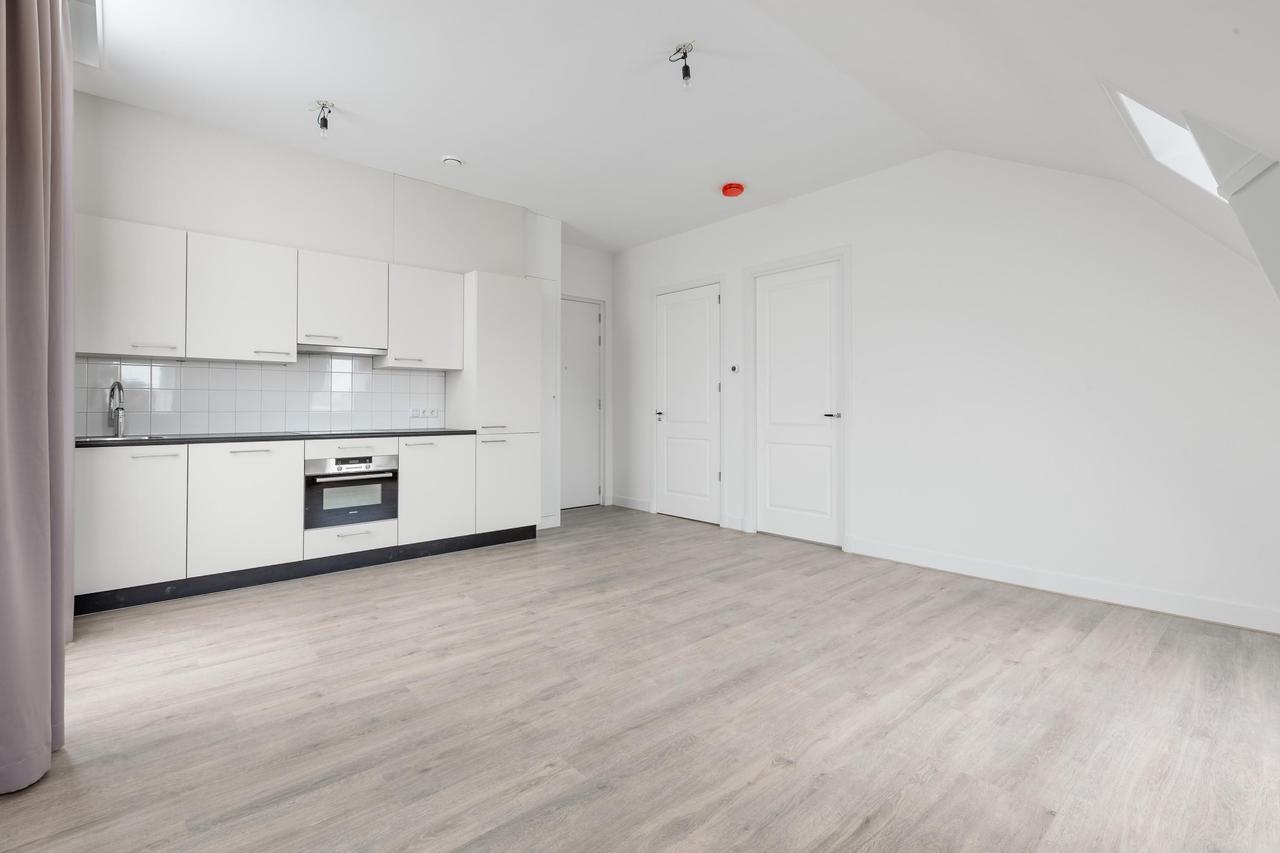 Waterside Apartment with Parking - Image 7