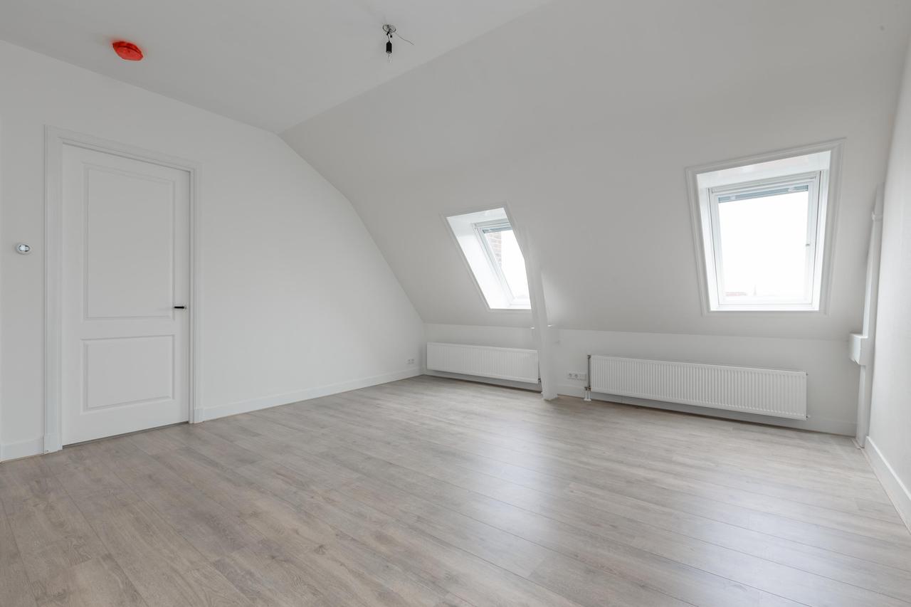 Waterside Apartment with Parking - Image 8