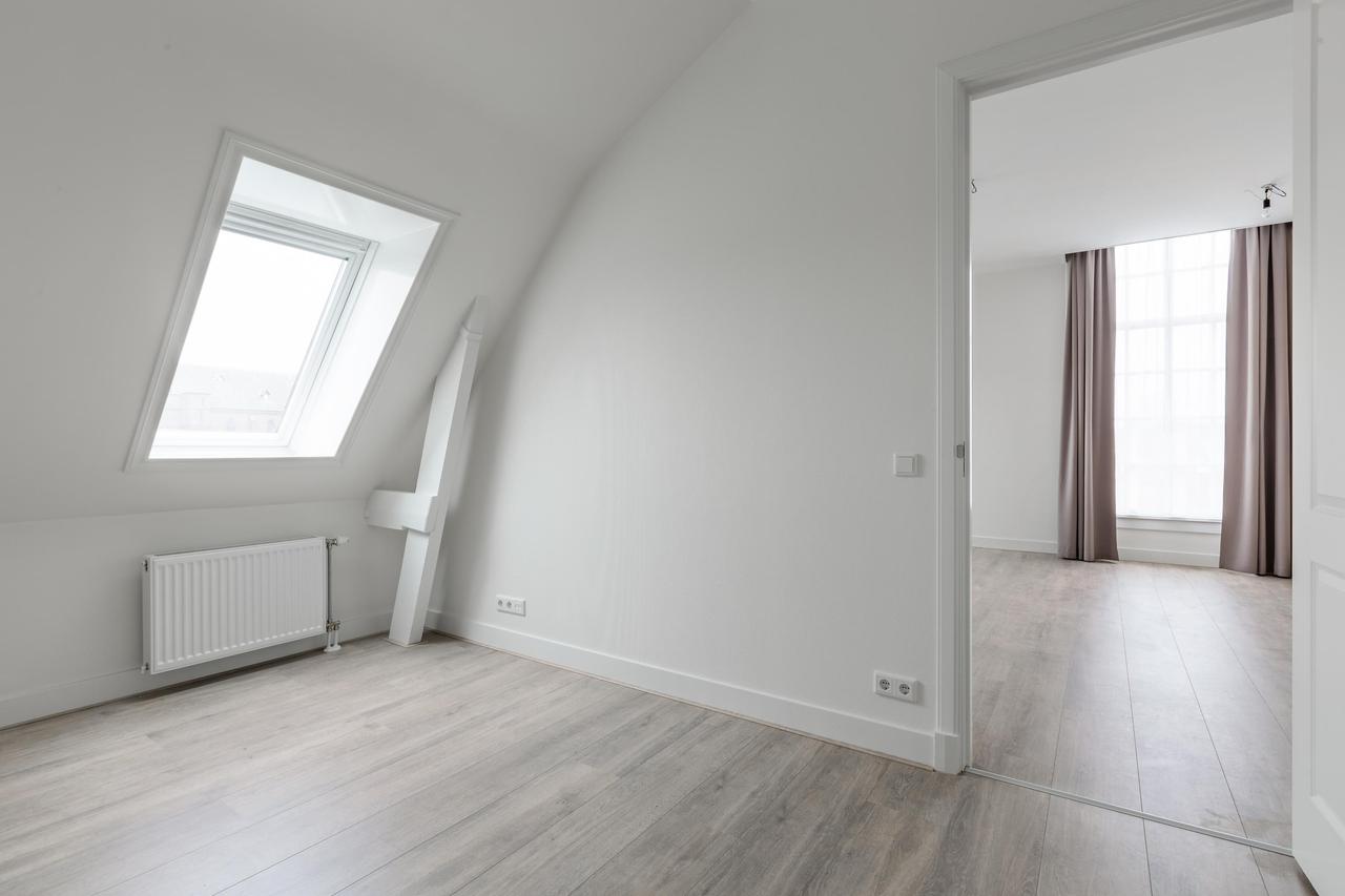 Waterside Apartment with Parking - Image 9