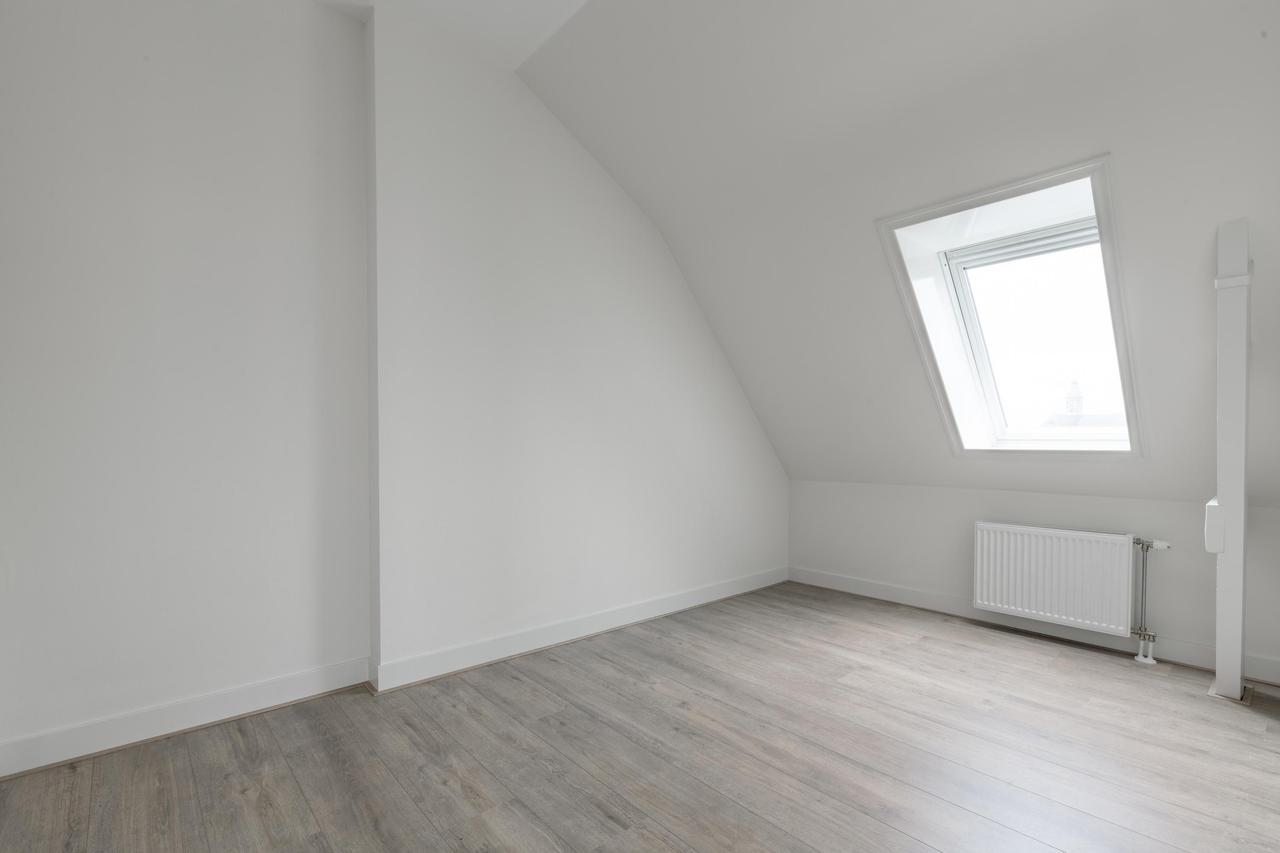 Waterside Apartment with Parking - Image 10