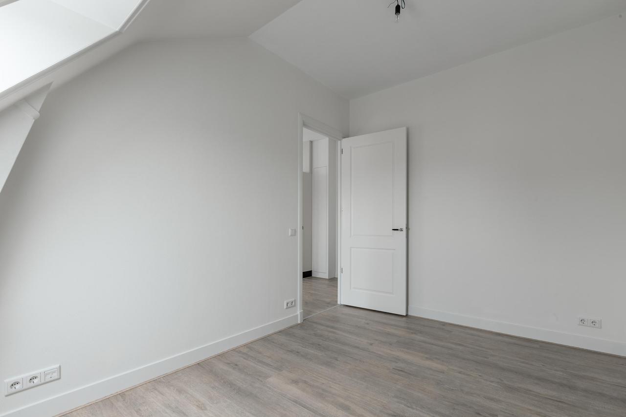Waterside Apartment with Parking - Image 11