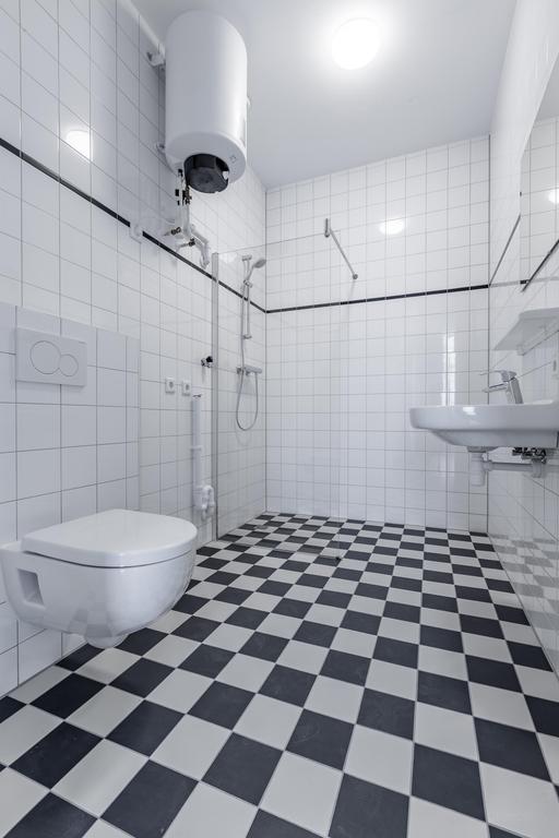 Waterside Apartment with Parking - Image 13