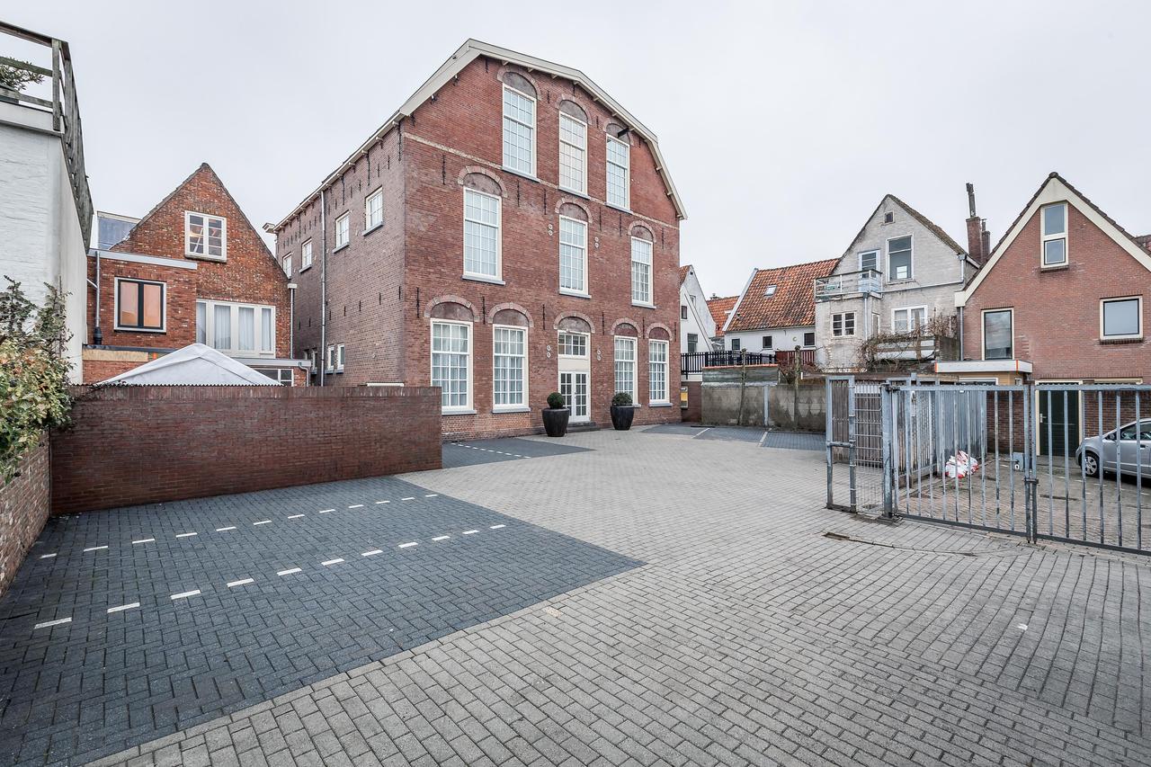 Waterside Apartment with Parking - Image 15