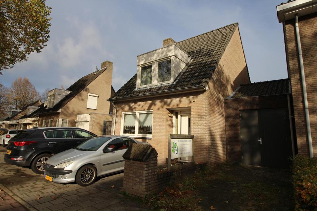 Grote hoekwoning met serre in Acht - Afbeelding 1