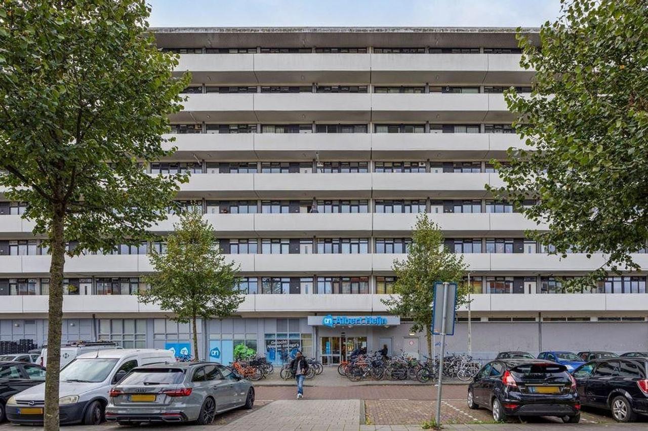 4-Bedroom Apartment with Balcony - Image 2